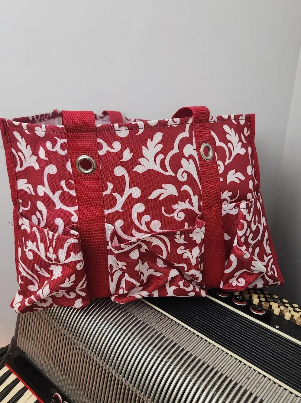 LIKE NEW THIRTY-ONE RED & WHITE FILIGREE TOTE BAG W/EXTERIOR SLIP POCKETS